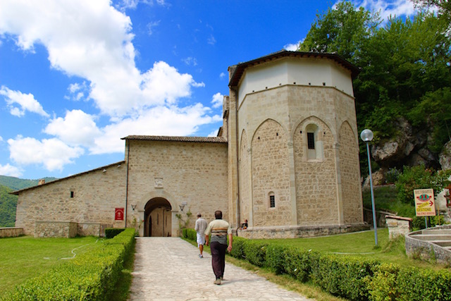 Умбрия, Аббатство Святого Эуфиция, Abbazia di Sant'Eutizio, Umbria, путешествие по Италии, путешествие по Умбрии