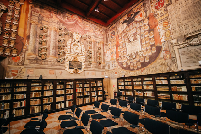 Здание университета и библиотеки в Болонье