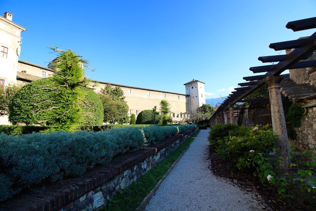 на фото сад замка Буонконсильо
