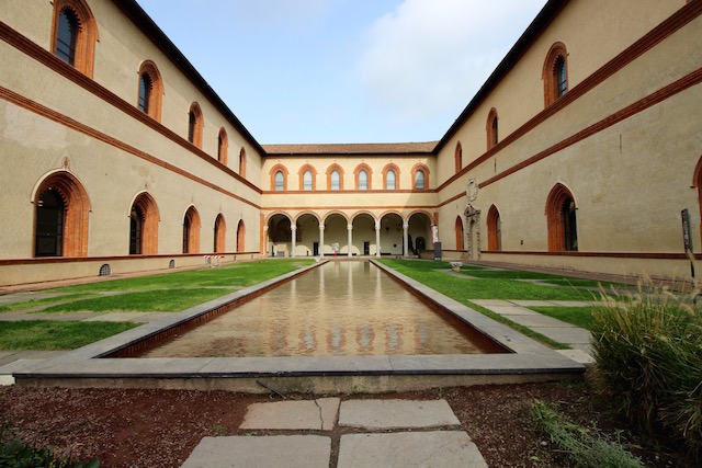 на фото один из внутренних дворов замка Сфорца в Милане 