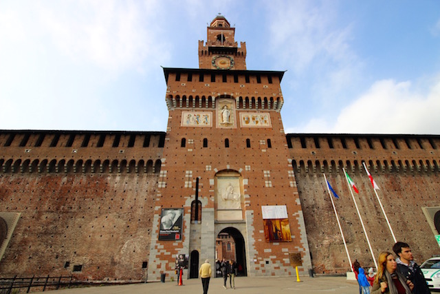 на фото главный вход в замок Сфорца в Милане 