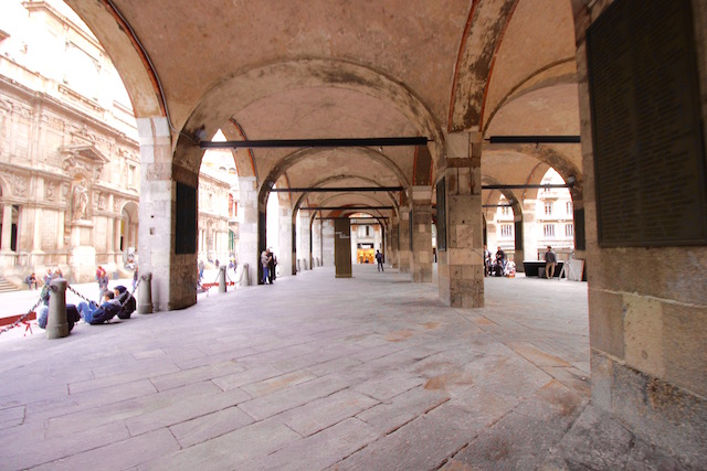 на фото одна из самых красивых площадей в Милане Piazza Mercanti