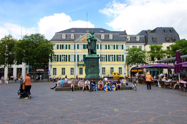 на фото памятник Бетховену в городе Бонн