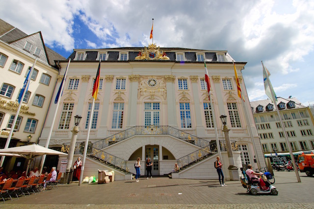 на фото здание ратуши в городе Бонн, Германия