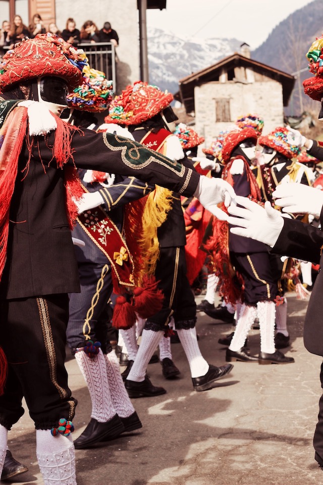 на фото танец участников карнавала в Баголино в Италии