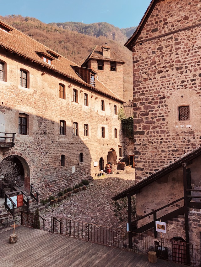 внутренний двор замка Ронколо в Больцано