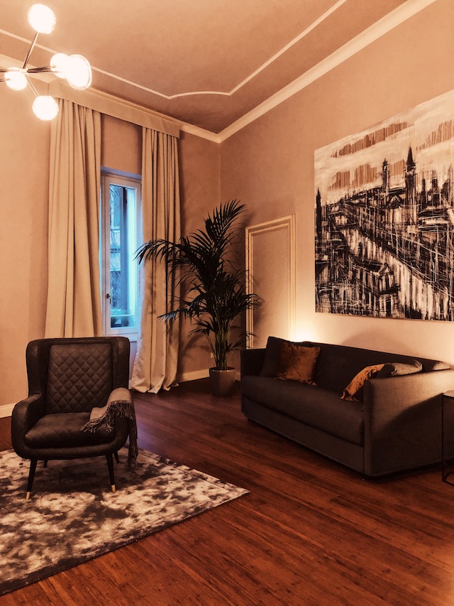 на фото одна из комнат апартаментов в центре Вероны