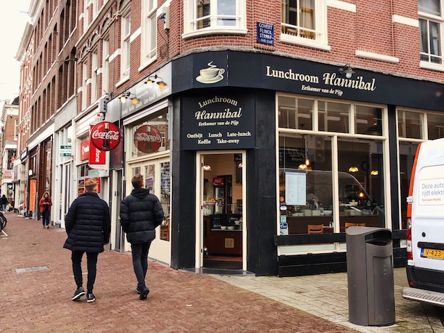 на фото кафе, в котором можно вкусно и недорого поесть в центре Амстердама