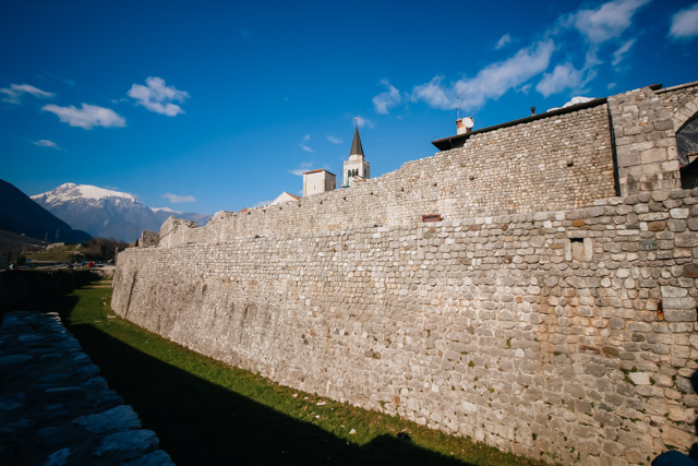 крепостная стена в городе Венцоне рядом с Удине