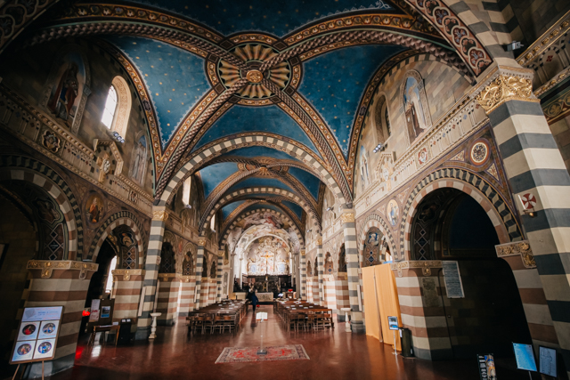 кафедральный собор в средневековом борго Боббьо в Италии