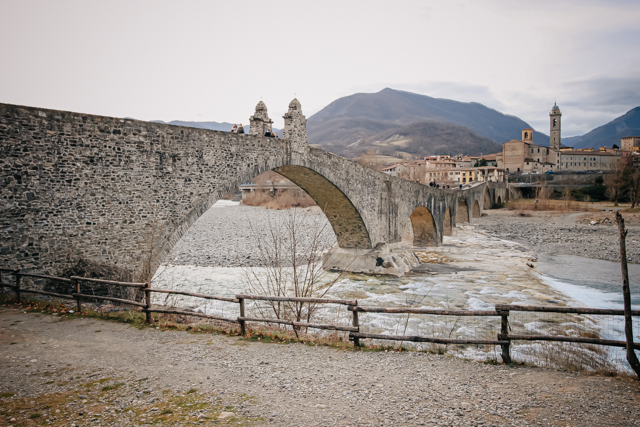горбатый мост в средневековом борго Боббьо в Италии
