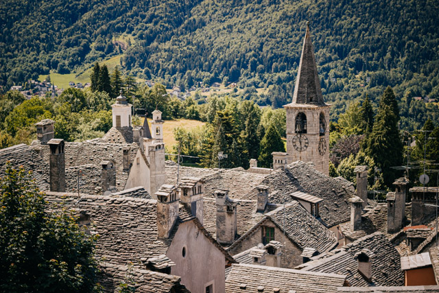 город высоких каминов Краведжа на севере Италии в долине Виджеццо