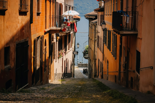 Каннобьо город на севере озера Маждоре в Италии 