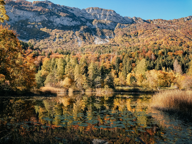 на фото озеро Чей в регионе Трентино в Италии, осень в Италии