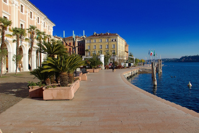 Фото набережной в городе Сало на озере Гарда, Италия