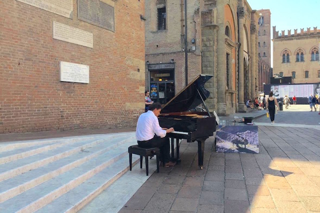 Фото пианиста на главной площади в Болонье
