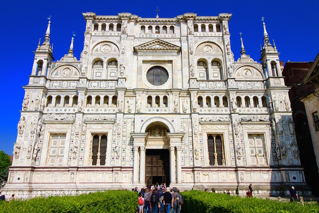 на фото монастырь Чертоза ди Павия, который расположен в 30 минутах езды от Милана