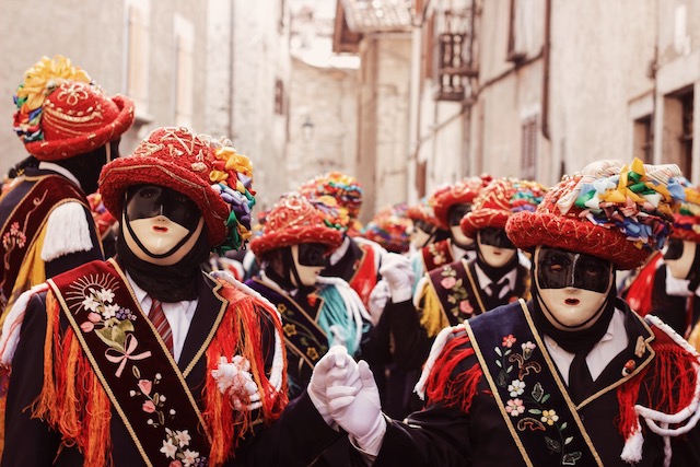 на фото танец балари на карнавале в городе Баголино в Италии