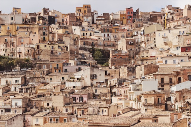 на фото город Рагуза Ибла на Сицилии