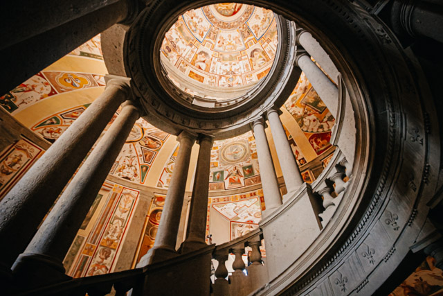 Лестница архитектора Бароцци в палаццо Капрарола под Римом в Италии