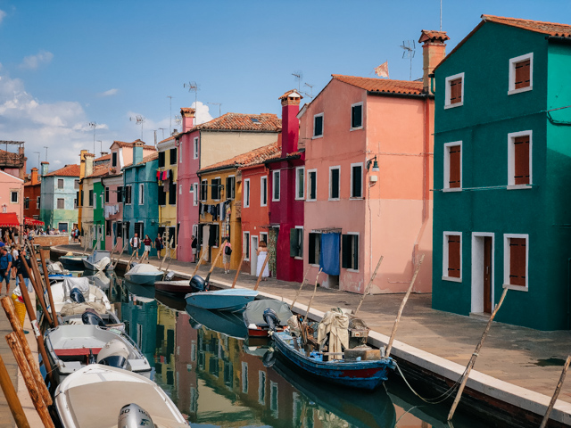 канал на острове Бурано в Венеции Италия