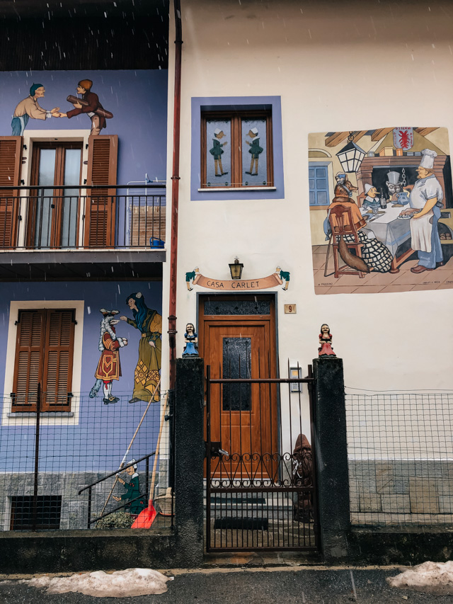 Пиноккьо на стенах домов в городе Вернанте на севере региона Пьемонт в Италии