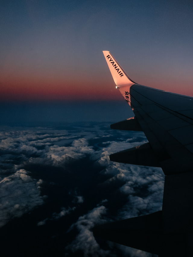 фото крыла самолета лоукостера Ryanair из иллюминатора во время полета из Милана в Вену