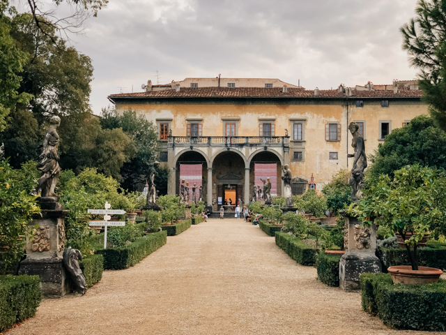 парк и фасад дворца семьи аристократов Корсини во Флоренции во время выставки ремесленников в сентябре
