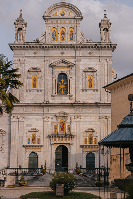 главный собор на священной горе в городе Варалло Сезия в регионе Пьемонт в Италии