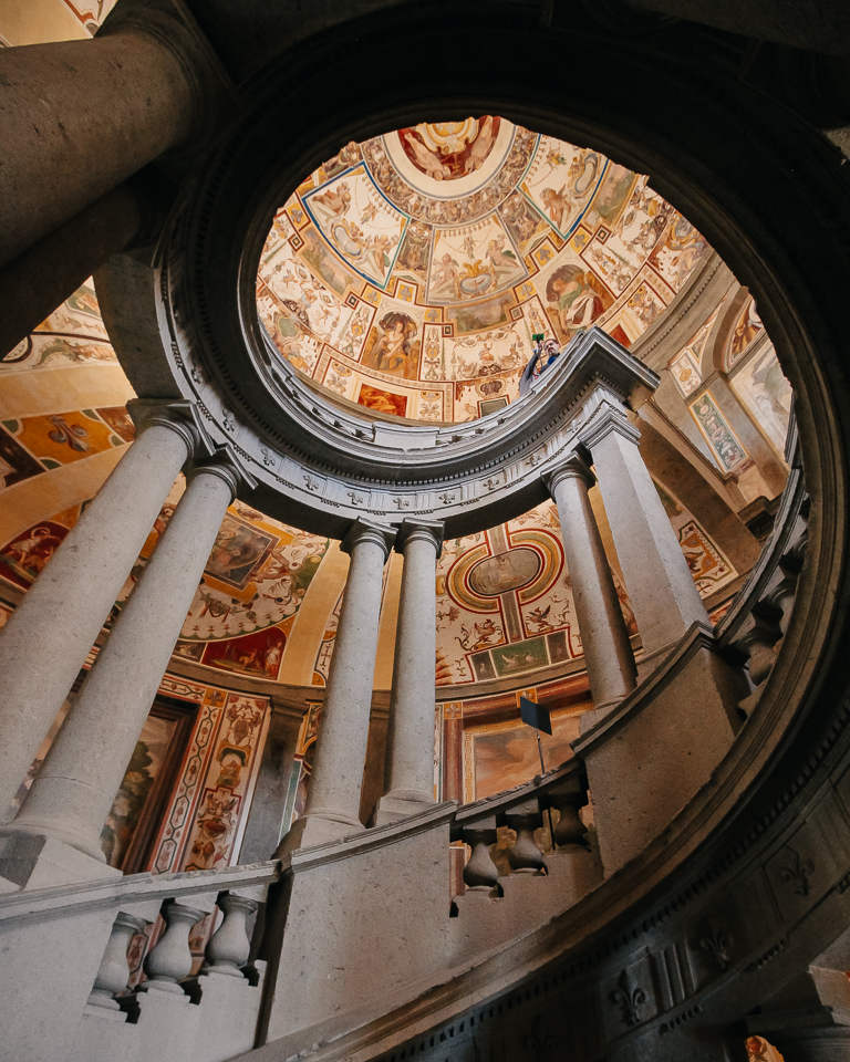 лестница в палаццо Фарнезе в Капрарола под Римом в Италии