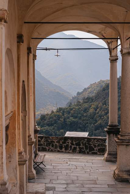 вид на горы от одной из часовен на священной горе в городе Варалло Сезия в регионе Пьемонт в Италии