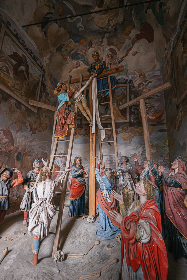 статуи и фрески в одной из часовен на священной горе в городе Варалло Сезия в регионе Пьемонт в Италии