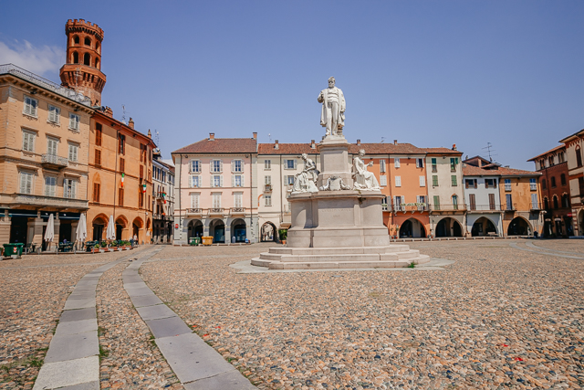 площадь Кавур в городе Верчелли в регионе Пьемонт в Италии