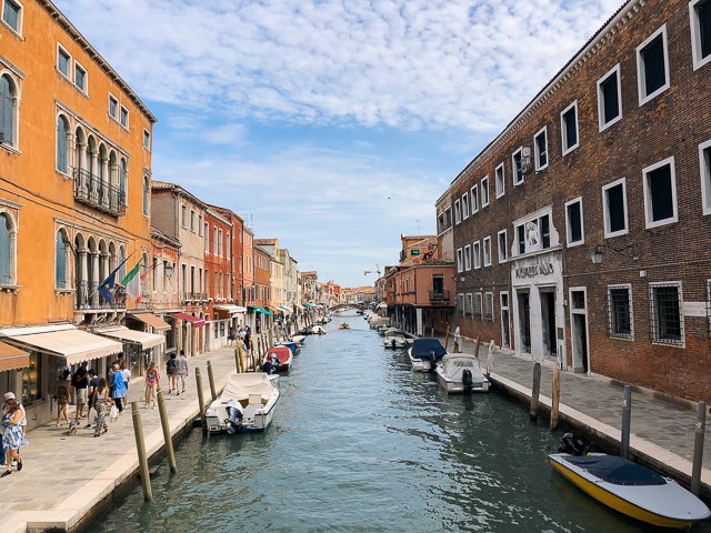 канал на острове Мурано в Венецианской лагуне в Италии
