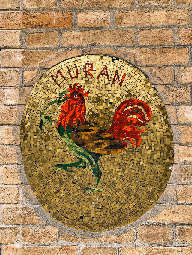 мозаика из муранского стекла с изображением петуха на острове Мурано
